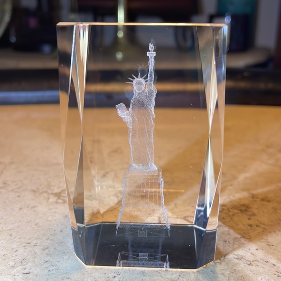 Crystal statue of liberty paperweight - Picture 3 of 11